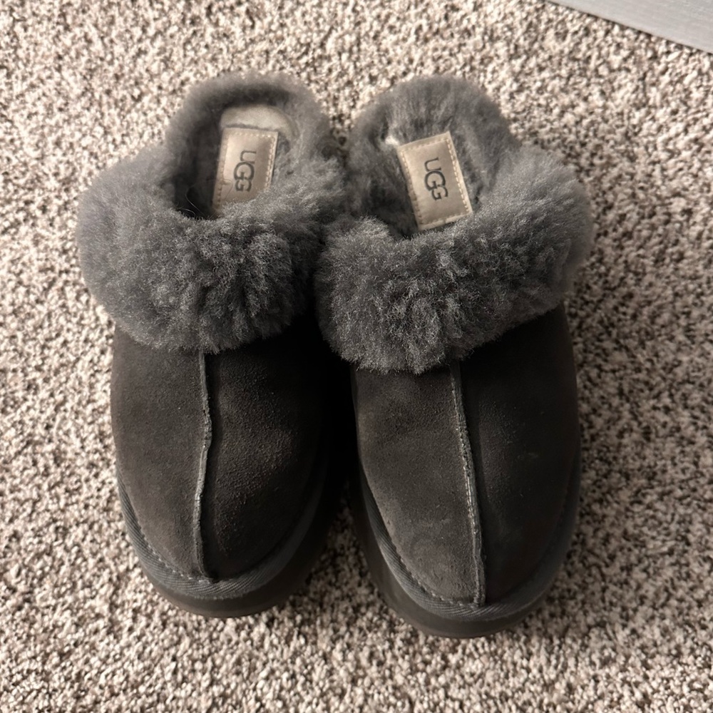 Women’s size 6 Disquette Ugg slippers